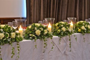 top-table-flowers-winter-wedding-pine-roses