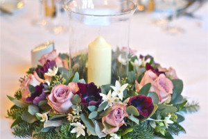 winter-wedding-table-flowers-wreath-candle-plum-silver